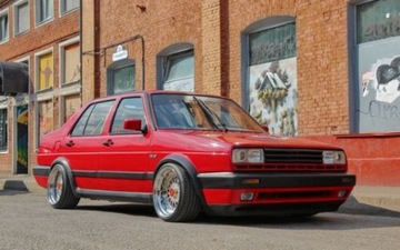 MASKA BEZ ZNAKY PŘEDNÍ VW JETTA 2 ČERNÁ