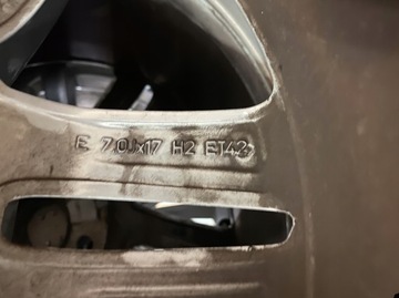AUDI A4 8W KOLA RÁFKY 225/50R17 CONTINENTAL ZIMNÍ
