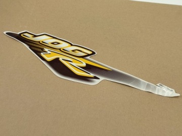 НАКЛЕЙКА НА ЛЕВУЮ СТОРОНУ YAMAHA CS50 JOG R 2003 5RWF17853000