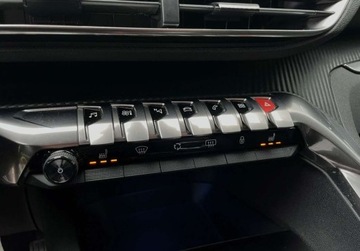 Peugeot 3008 II Crossover 1.2 PureTech 130KM 2017 Peugeot 3008 II LED 1.2 e-THP 130KM gwarancja MANUAL 1.2 Benzyna, zdjęcie 31