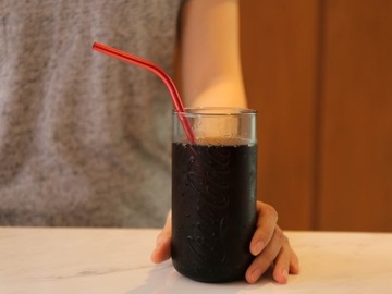 ЦВЕТНЫЕ МЕТАЛЛИЧЕСКИЕ СОЛОМОЧКИ, МНОГОРАЗОВЫЕ ТРУБКИ ДЛЯ ПИТЬЯ