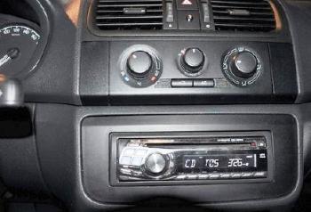 Рамка магнитолы на SKODA Fabia 2 Roomster