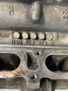 AUDI A4 B5 1.8 HLAVA 058103373A