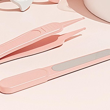 Набор детских кусачек для ногтей в удобном розово-сером цвете.