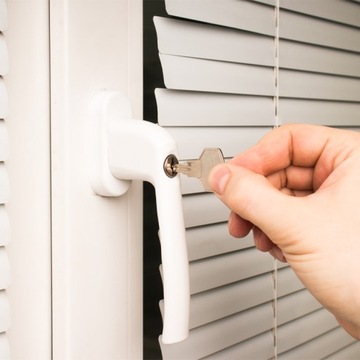 ОКОННАЯ РУЧКА С КЛЮЧОМ И ЗАМКОМ, БЕЛАЯ