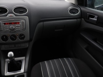 Ford Focus II Hatchback 5d 1.6 Duratorq TDCi 90KM 2008 Ford Focus 1.6 TDCi, HAK, Klima, El. szyby, zdjęcie 7