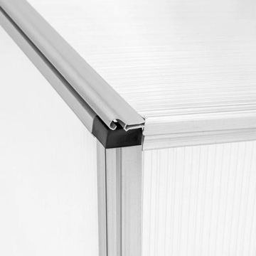 Грядка из поликарбоната для посадки растений в небольшой домашней теплице.