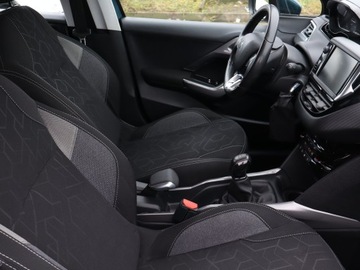 Peugeot 2008 I SUV Facelifting 1.2 PureTech 82KM 2017 Peugeot 2008 1.2 PureTech, Salon Polska, zdjęcie 8