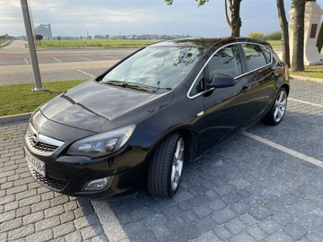 Opel Astra J Hatchback 5d 1.7 CDTI ECOTEC 125KM 2010 Opel Astra Zarejestrowany Klimatronic dwustrefowy, zdjęcie 2