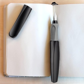 Перьевая ручка Pelikan Twist Black с картриджем