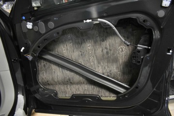 Звукоизоляционный мат StP Sonora толщиной 5,2 мм BUTYL FOAM придает жесткость листовому металлу и подавляет шум.