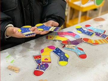 Подберите набор из 16 пар носков и 16 деревянных прищепок.