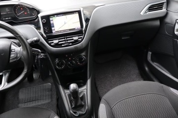 Peugeot 208 I Hatchback 5d Facelifting 1.2 PureTech 82KM 2016 Peugeot 208 1.2 PureTech, Navi, Klima, Tempomat, zdjęcie 7