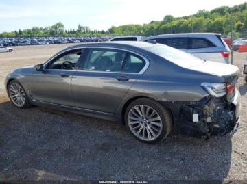 BMW Seria 7 G11-G12 2016 BMW Seria 7 750i Xdrive, tunel, ekrany multimedialne 4.4 Benzyna 445KM, zdjęcie 5