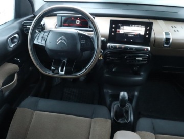 Citroen C4 Cactus Crossover 1.2 PureTech 82KM 2017 Citroen C4 Cactus 1.2 PureTech, Salon Polska, zdjęcie 6