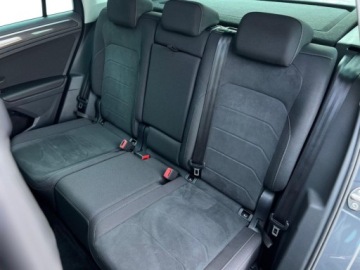 Volkswagen Tiguan II SUV Plug-in 1.4 TSI e-HYBRID 245KM 2022 Volkswagen Tiguan Tiguan 1.4 TSI Plug In DSG Highline LED Matrix Hak AsoFV, zdjęcie 19