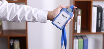 Identyfikator na smyczy – solidne etui na karty CZARNY