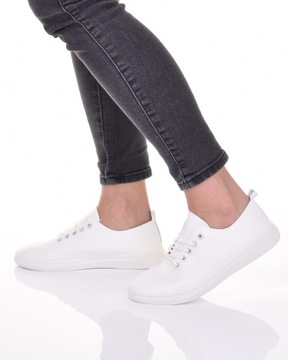 УДОБНЫЕ ЖЕНСКИЕ КРОССОВКИ ЛЕГКИЕ КОЖАНЫЕ КРОССОВКИ, БЕЛЫЕ, НА ШНУРОВКЕ.
