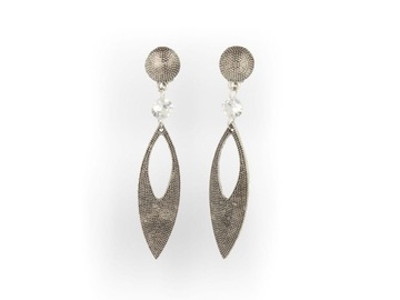 Длинные серебряные подвесные клипсы для ушей.