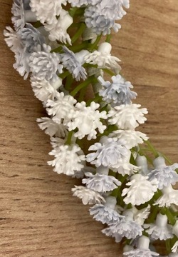 Причастный венок из искусственного гипса, синего и белого цвета.