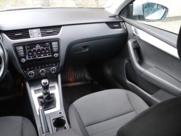 Skoda Octavia III Liftback 1.6 TDI CR DPF 110KM 2015 Skoda Octavia 1.6 TDI, Salon Polska, Xenon, zdjęcie 7