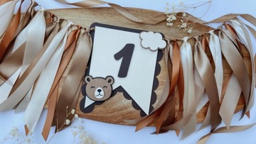 Вымпел-перетяжка на стул, гирлянда с номером - мишкой и лентами.