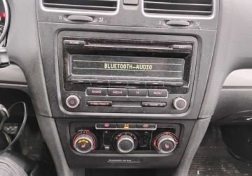 Volkswagen Golf VI Variant 1.6 TDI-CR DPF BlueMotion 105KM 2012 Volkswagen Golf 2012r, SALON POLSKA. 1.6 TDI. Lekko uszkodzony przod. Jezd, zdjęcie 11