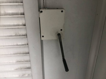 PAWILON HANDLOWY Z ROLETĄ (SKLEP)