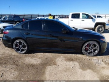 Alfa Romeo Giulia II Sedan Facelifting 2.0 Turbo 280KM 2023 Alfa Romeo Giulia VELOCE AWD, 2023r., 4x4, 2.0L 2.0 Benzyna 280KM, zdjęcie 4