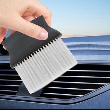 Щетка для чистки салона автомобиля. Белый инструмент для чистки щелей.