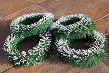 Искусственные ветки елки, зеленое украшение, гирлянда.