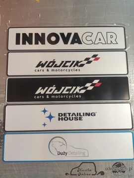 Полированная алюминиевая доска с напечатанным на ней дизайном.