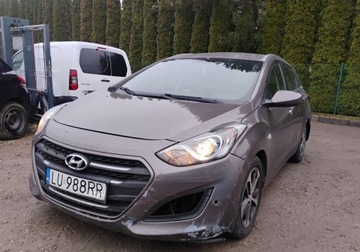 Hyundai i30 II 2015 Hyundai i30 2015r. 1.6 CRDI. Uszkodzony tyl i lekko lewy przod. Jezdzi., zdjęcie 1