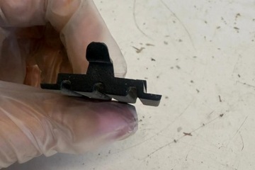 JINÉ DÍLY KOMORA MOTORU OPEL CORSA F 9834913780 ELEKTR. 100KW 2022