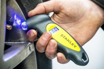 Cyfrowy miernik ciśnienia w oponach STANLEY