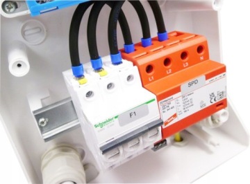 РАСПРЕДЕЛИТЕЛЬНЫЙ ЩИТ С ОБОРУДОВАНИЕМ IP65 AC DEHN+C63 3F RH