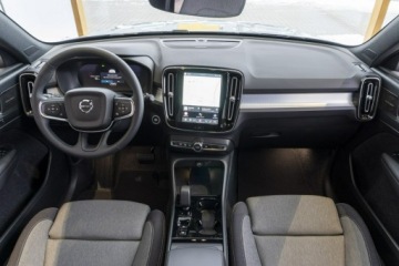 Volvo XC40 Crossover Facelifting 2.0 B3 163KM 2025 Volvo XC 40 Plus Dark B3 Mild Hybrid Benzyna, zdjęcie 16