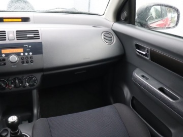 Suzuki Swift IV Hatchback 5d 1.3 92KM 2006 Suzuki Swift 1.3, Klima, Podgrzewane siedzienia, zdjęcie 7