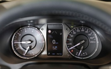 Toyota Hilux VIII Podwójna kabina Facelifting 2.8 D-4D 204KM 2024 Toyota Hilux 2.8 D-4D mHEV Double Cab Executive 4x4 aut 2.8 Diesel 204KM, zdjęcie 6