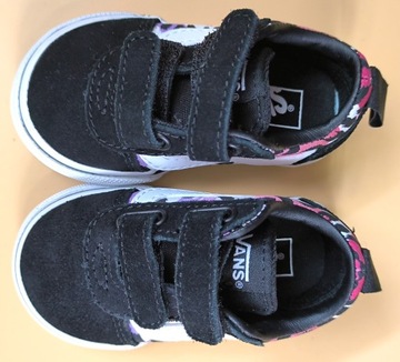 КАРТОННАЯ КОРОБКА СМЕСЬ ДЕТСКАЯ ОДЕЖДА И АКСЕССУАРЫ | PUMA, GEOX, KEEN 33 шт.