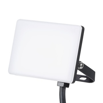 Halogen LED 10W 5000K na parking plac przed dom