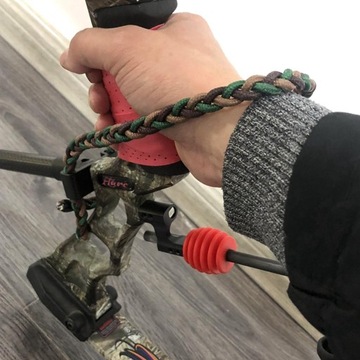 2 охотничьих лука на открытом воздухе