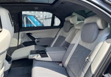 BMW Seria 7 G70 Sedan Plug-In 3.0 M60e 571KM 2024 BMW Seria 7 BMW M760e xDrive 3.0 Hybryda Plug-in 571KM, zdjęcie 22