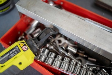 RYOBI КЛЮЧ С ТРЕЩОТКОЙ 1/4 18V R18RW2 2A