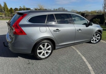 Volvo V60 I Kombi Facelifting 2.0 D2 DRIVE-E 120KM 2015 Volvo V60 Lift V60 2.0D2 Automat MOMENTUUM Serwis Zadbane 1-wlasc, zdjęcie 3