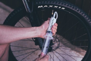 Молочный шприц для велосипедных шин и камер NRG