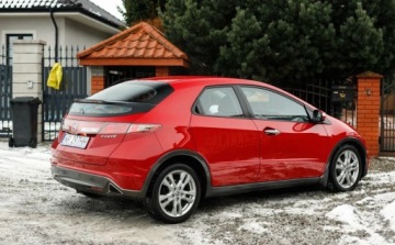 Honda Civic VIII Hatchback 3d 1.8 i-VTEC 140KM 2011 Honda Civic 1.8 i-VTEC 140KM benzyna niski przebieg PDC Climatronic welur, zdjęcie 5