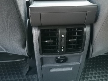 Volkswagen Touran II 1.6 TDI 105KM 2011 Volkswagen Touran 1.6 TDI 105KM Klimatronic, zdjęcie 18