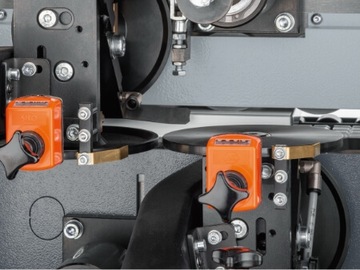 Кромкооблицовочный станок с предварительным фрезерованием и формованием углов Кромкооблицовочный станок Hebrock.