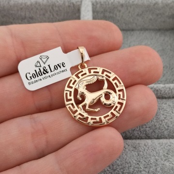 Złota zawieszka znak zodiaku KOZIOROŻEC elegancka grecka koło pozłacana 18k